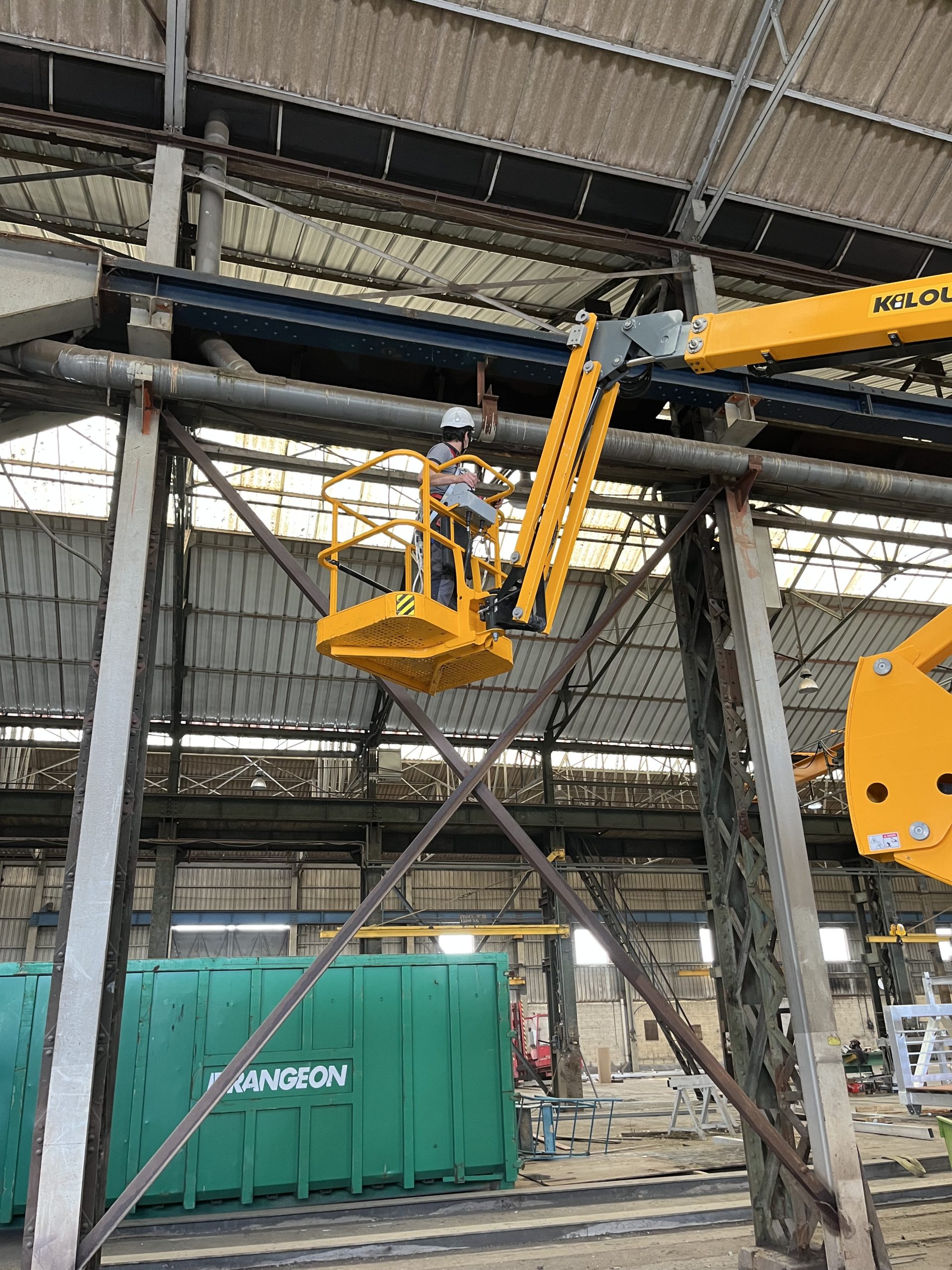 Collaborateur Quarco faisant un diagnostic à bord d'une nacelle